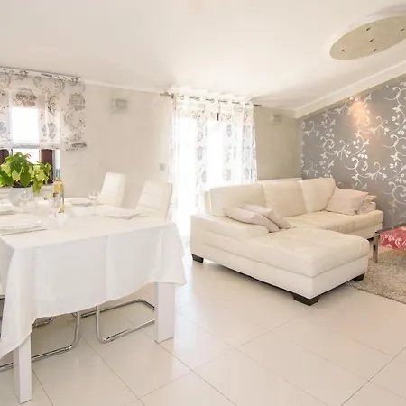 Apartament Dora *